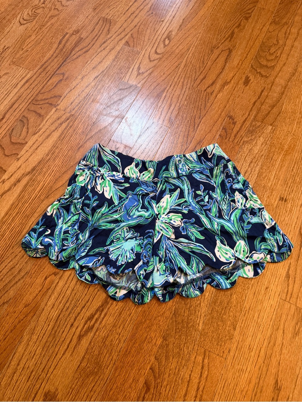 Lilly Pulitzer Floral Scallop dahlia Women's Shorts - Navy & Green
